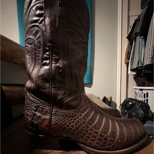 Tecovas Mahogany Caiman.